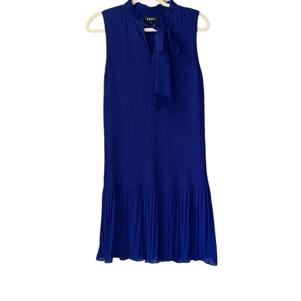 DKNY royal blue crepe pleated split v neckline sleeveless trapeze dress. Size 4